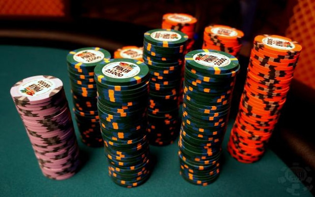 Các nhà sản xuất thường thiết kế màu sắc của chip poker tương ứng với mệnh giá
